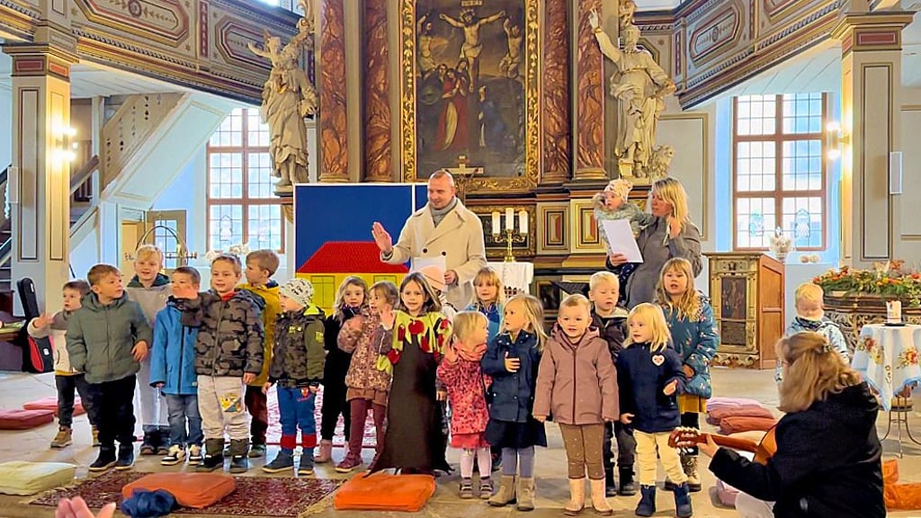 Zu den Jubiläumsfeierlichkeiten der Kindertagesstätte „Apfelbäumchen" in Egeln gehörte auch ein Gottesdienst. Dort sangen die Kinder und gestalteten die Chronik ihrer Einrichtung nach.
