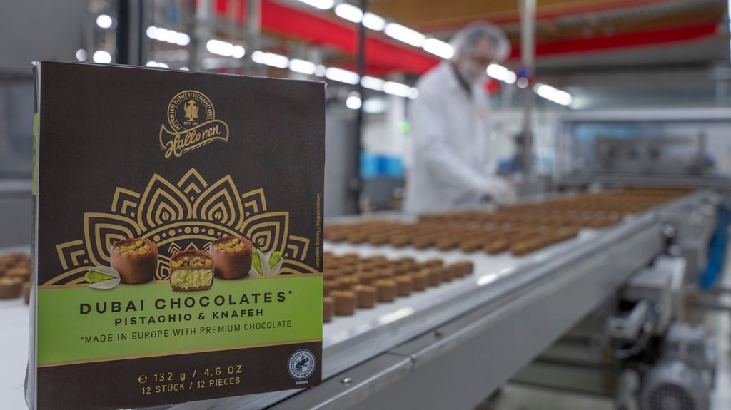 Noch 200.000 Pralinenschachteln mit Dubai Chocolates will Halloren bis Jahresende produzieren.