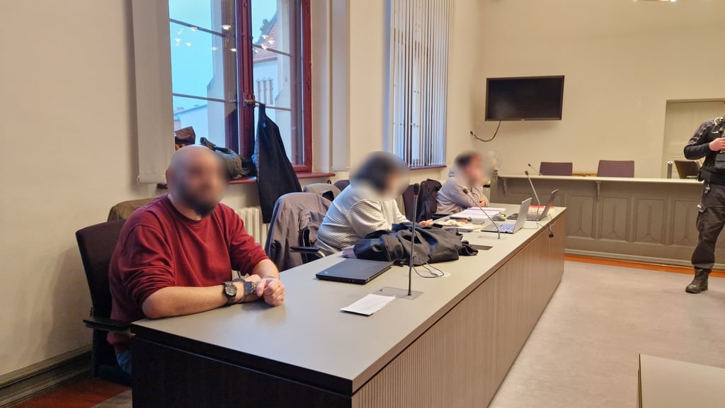 Die Angeklagten zum Prozess am Dienstag am Landgericht in Halle.