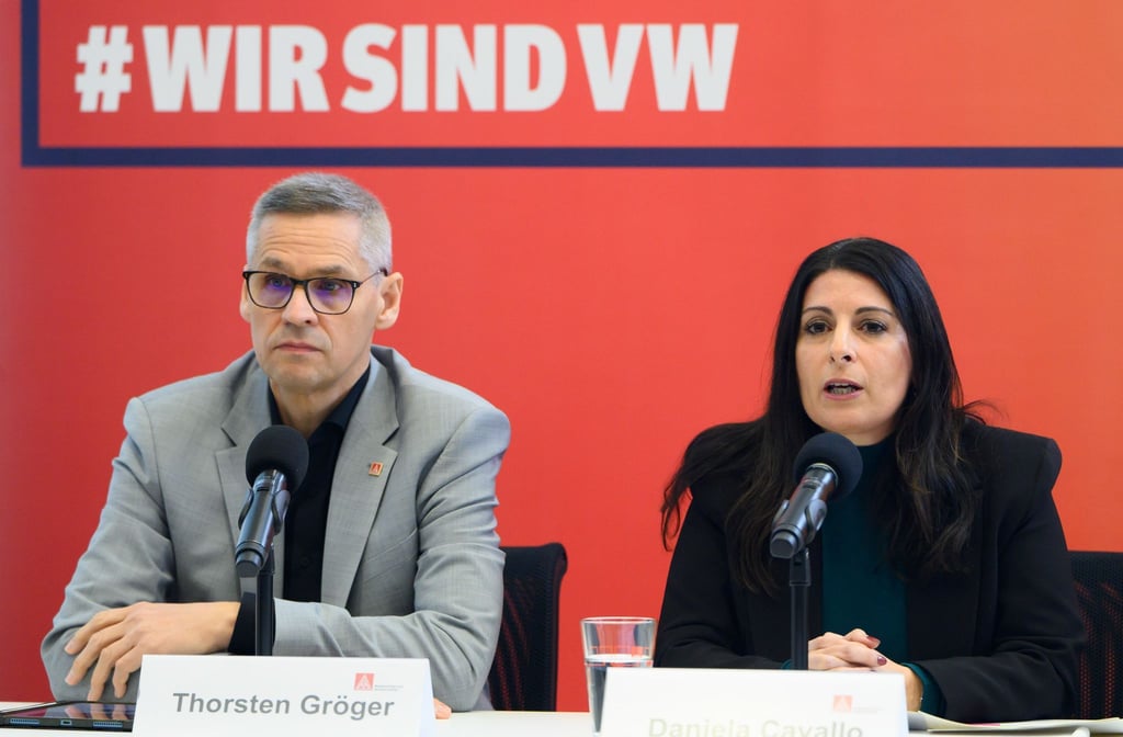 Gehen mit einem eigene Zukunftskonzept für VW in die Offensive: IG Metall-Verhandlungsführer Thorsten Gröger und Betriebsratschefin Daniela Cavallo.