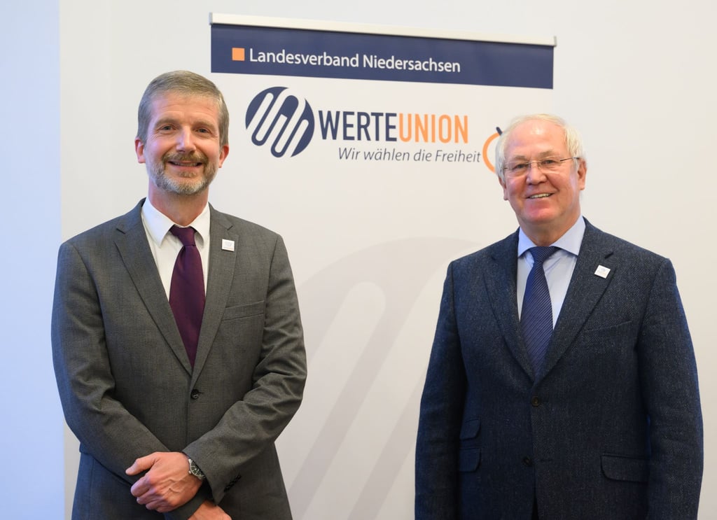 Werteunion-Landeschef Grüner (l) und der Landtagsabgeordnete Rakicky wollen die konservative Partei in Niedersachsen aufbauen.