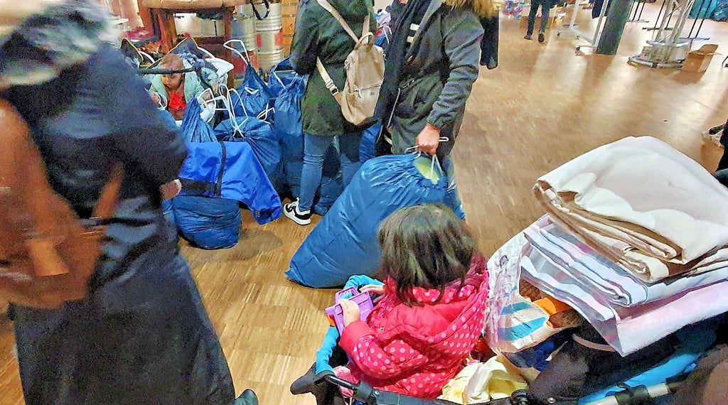 Bei der Weihnachtsbörse konnten sich Bedürftige Kleiderspenden und Haushaltsgegenstände kostenlos mitnehmen. Manche taten das säckeweise.