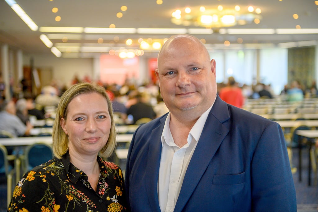 Janina Bötther, hier mit Hendrik Lange nach ihrer Wahl zur Co-Landesvorsitzenden in Sachsen-Anhalt.