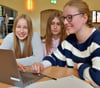 Lea, Emily und Lara (v.l.) entwickeln mit dem Programm „Scratch“ eine Anwendung am Laptop.