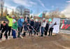 Bauhelme gab es beim Spatenstich für den  neun Hort der Halleschen Jugendwerkstatt auch für die Kinder. Mit ihren Erziehern machten sie beim Baustart mit. 