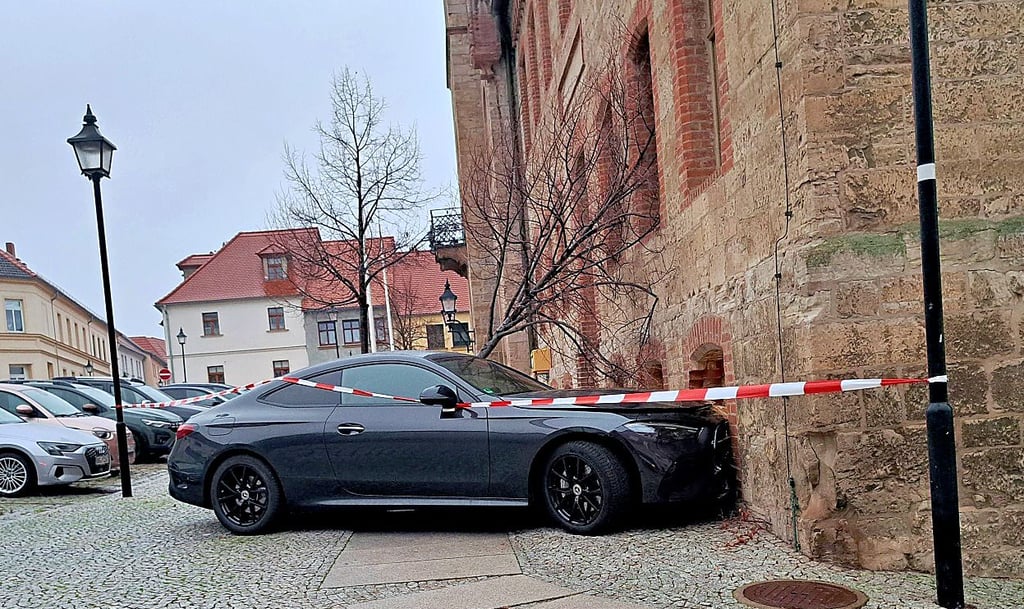 Nachdem bereits in der vergangenen Woche dieser Mercedes ins Könneraner Rathaus gekracht war, passierte nun ein zweiter Unfall.