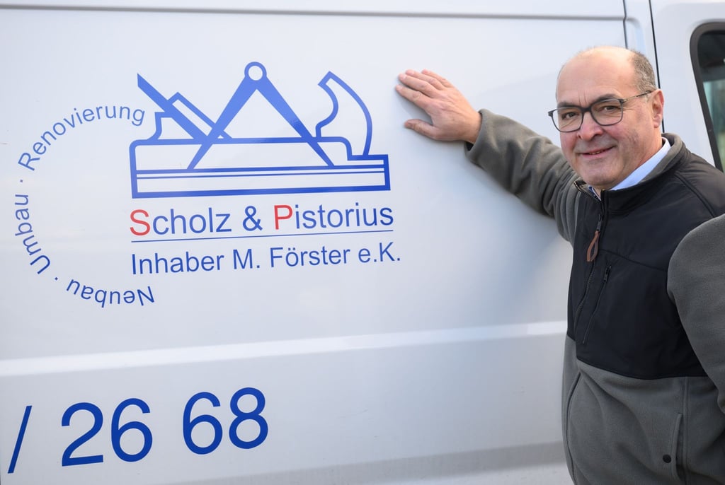 Michael Förster führt die Tischlerei „Scholz & Pistorius“ seit knapp 25 Jahren. Das Geschäft läuft gut, sagt er.