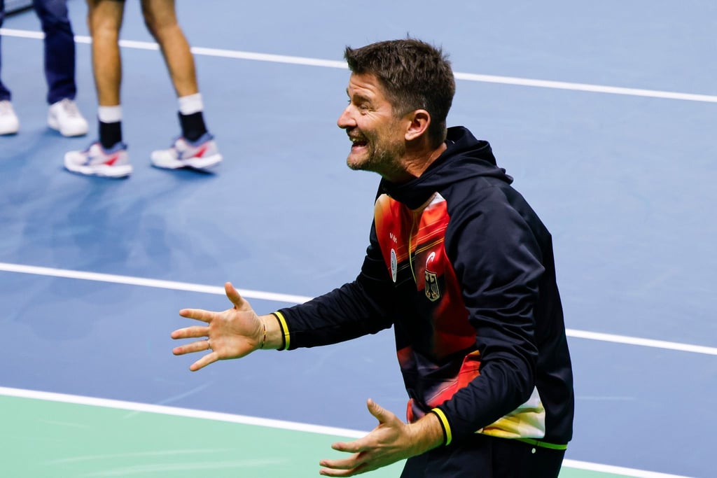 Große Freude: Teamchef Michael Kohlmann bejubelt den Einzug ins Halbfinale des Davis Cups.