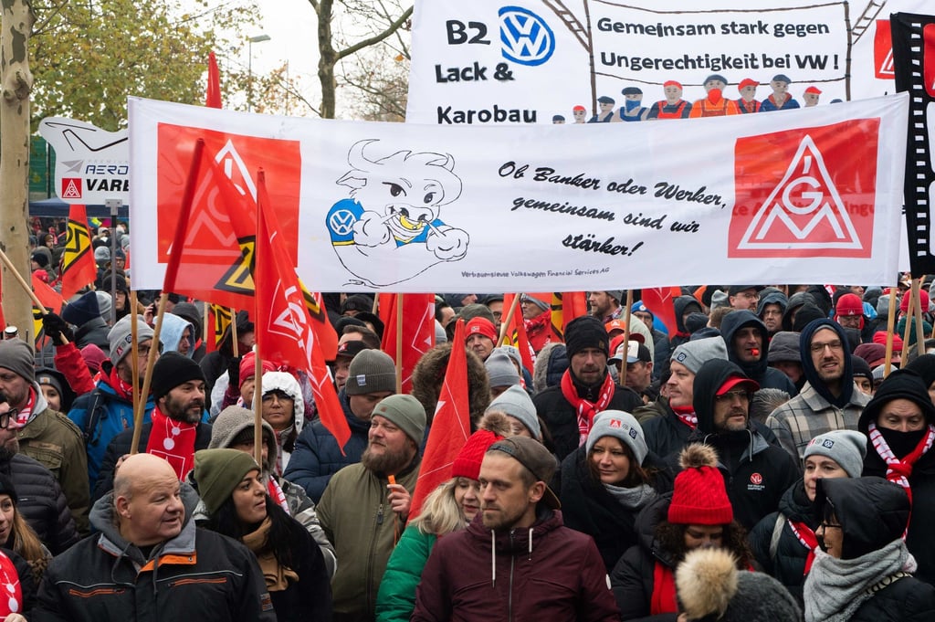 VW-Mitarbeiter aus allen deutschen Werke kamen zur Protest-Kundegebung nach Wolfsburg.
