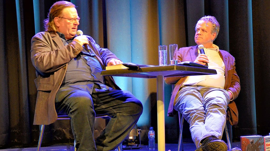 Lars Johansen und Marcus Bensmann (rechts) im Salzwedeler Club Hanseat.