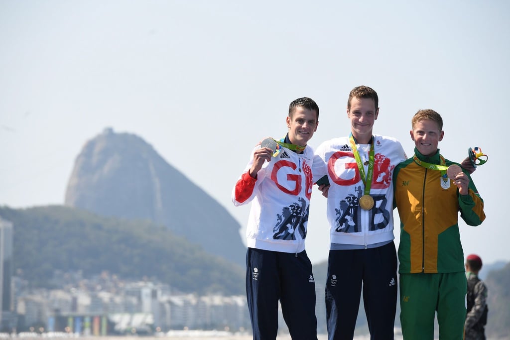 Einer seiner größten Triumphe: Alistair Brownlee (M) nach seinem Olympiasieg in Rio 2016 vor seinem Bruder Jonathan (l) und dem Südafrikaner Henri Schoeman (r)