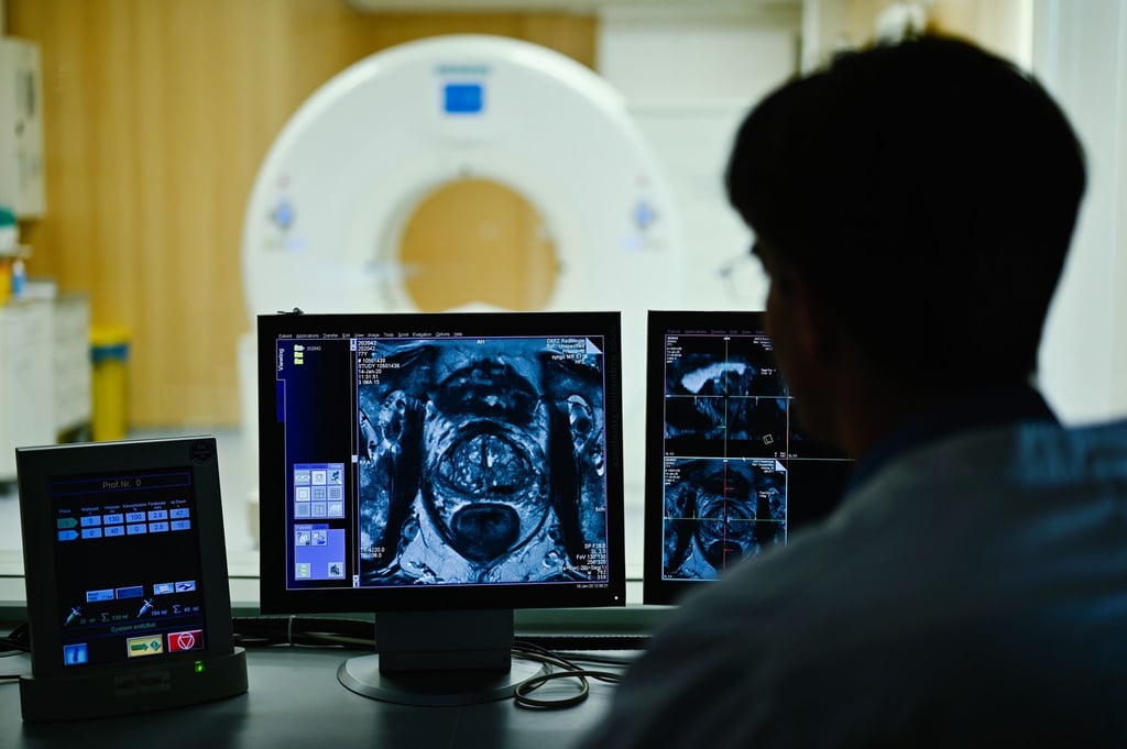 Einer Analyse der Krankenkasse AOK zufolge nehmen mehr gesetzlich Versicherte in Niedersachsen Untersuchungen zur Krebs-Früherkennung wahr. (Symbolbild)