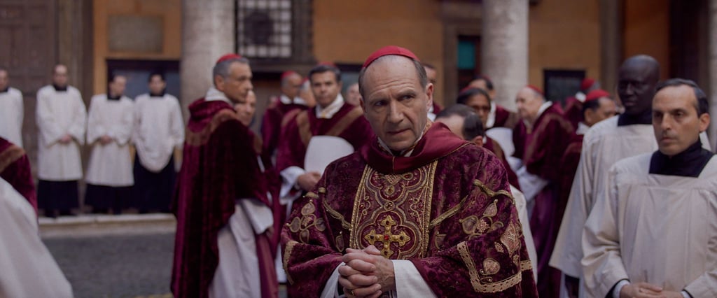 Ralph Fiennes als Kardinal Lawrence in einer Szene des Films „Konklave“.