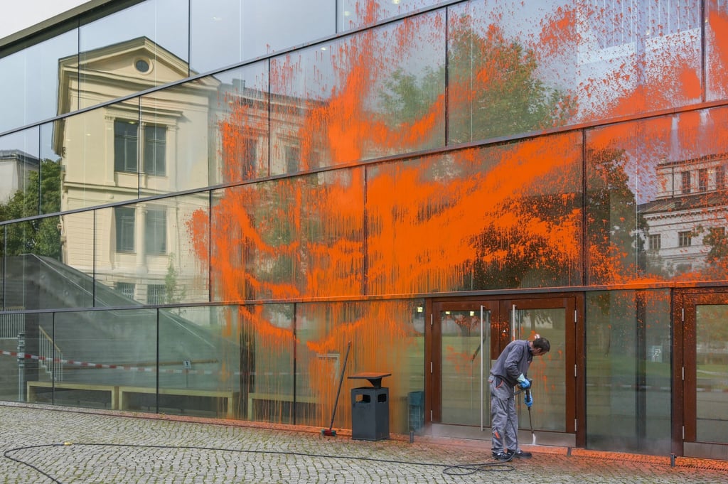 Vor gut einem Jahr beschmierten die Aktivisten eine Glasfassade der Uni Halle - nun wurden sie vom Amtsgericht verurteilt.