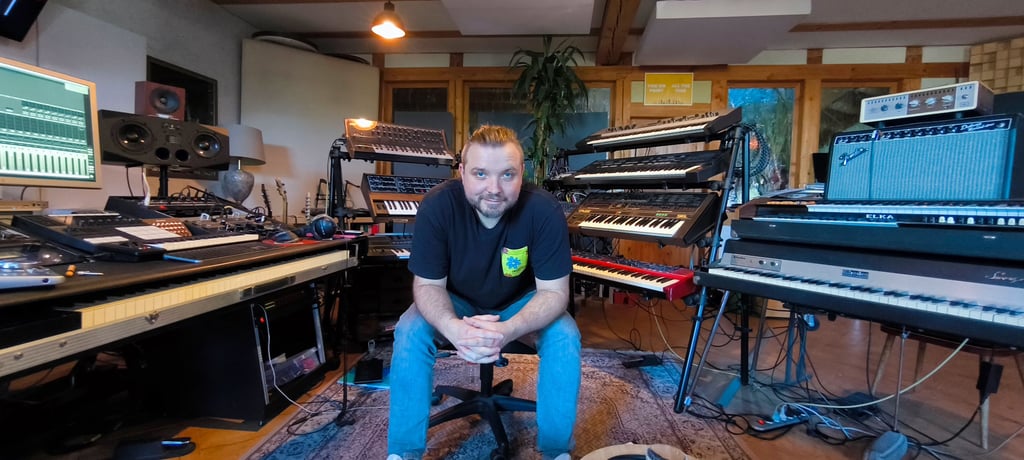 Fabian Lang war früher "Fabster"- als "The Breed" produziert er heute Hits für Stars wie Max Herre, Schwesta Ewa und Xatar.