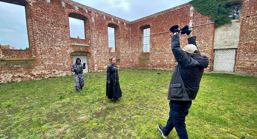 Momentaufnahme von den Filmarbeiten in der Zabakucker Kirchenruine.
