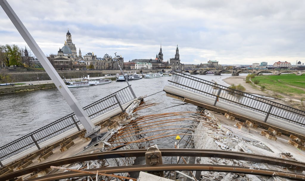 Die Fahrrinne unter der Carolabrücke soll wiederhergestellt werden.