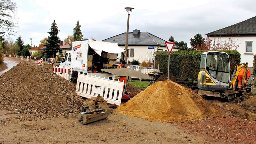 Die Straße Weizenberge in Zerbst ist derzeit aufgrund der Sanierung von Trinkwasserleitung und Schmutzwasserkanal voll gesperrt. Der Abschluss der Arbeiten verzögert sich.