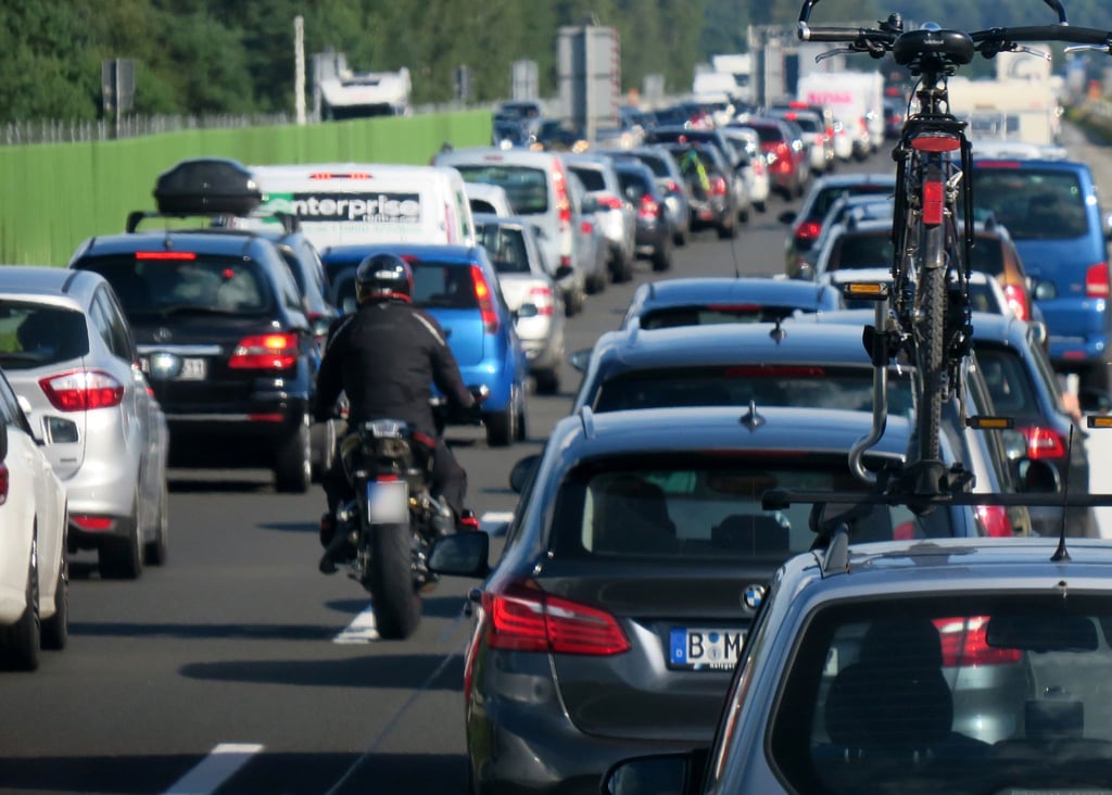 Nein, so nicht: Das Befahren einer Rettungsgasse ist verboten - auch für Motorradfahrer.