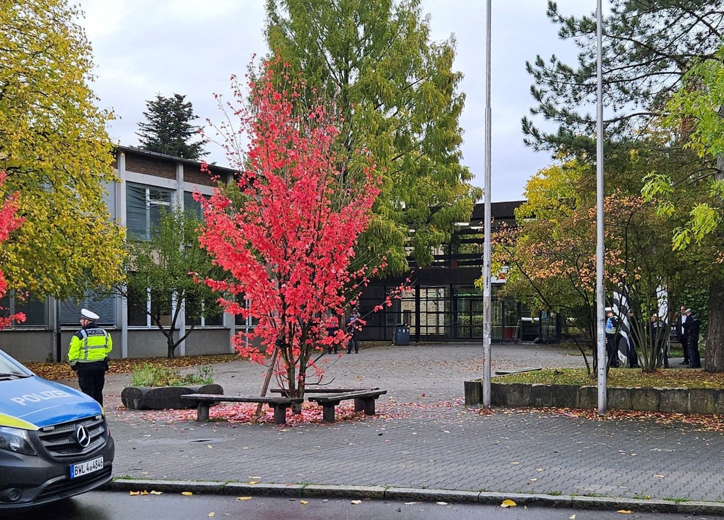 An einer Schule in Döbern ist die Polizei nach dem Fund einer Drohschrift vor Ort. (Symbolbild)