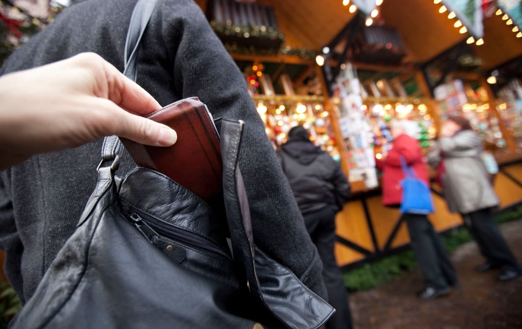Taschen sollten geschlossen sein und mit der Verschlussseite zum Körper getragen werden, rät die Polizei. (Symbolfoto)