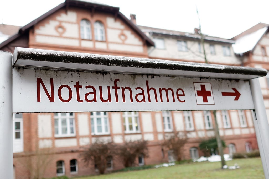 Das Uniklinikum in Neuruppin steckt tief in den roten Zahlen - Streit gibt es wegen der Forderung an die Beschäftigten, auf eine tarifliche Gehaltssteigerung für einige Zeit zu verzichten.