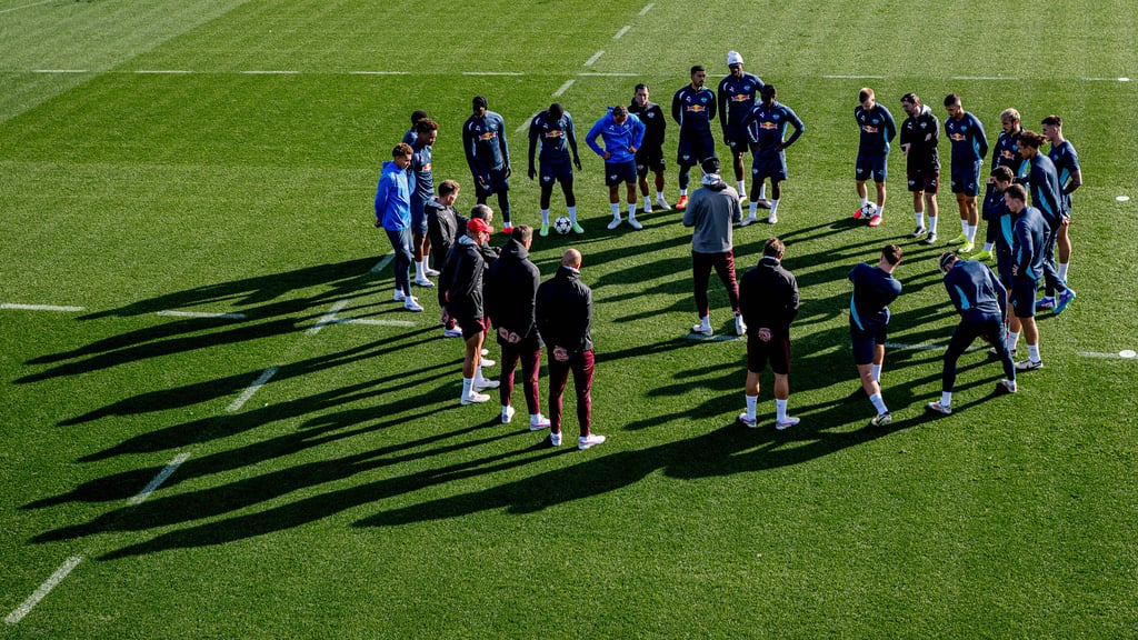 Alle zuhören, bitte: Marco Rose im Kreise seiner Spieler.