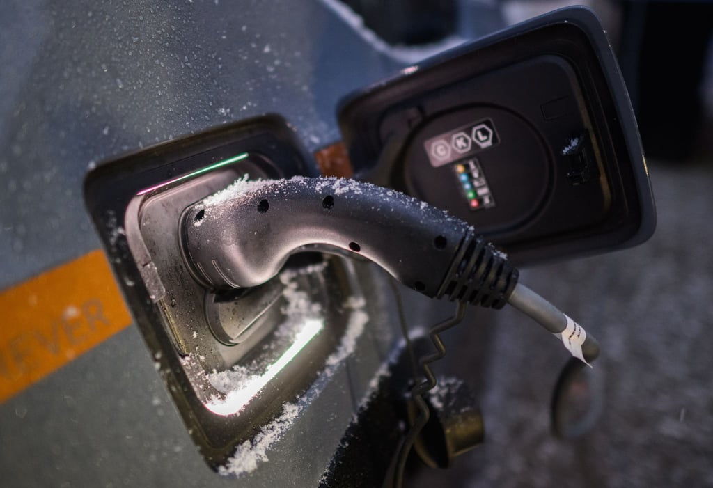 Zwar verlieren Elektroautos bei Kälte Reichweite, doch lässt sich durch Vorwärmen an der Wallbox und die Nutzung von Sitz- und Lenkradheizung statt Hauptheizung Energie sparen.