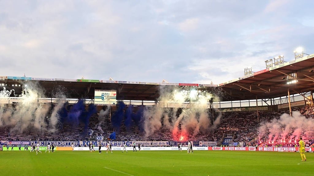 Ein Meer aus Pyrotechnik in der Avnet-Arena beim Spiel des 1. FC Magdeburg gegen Greuther Fürth.