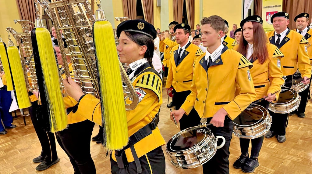 Kurz nach der Eröffnung der Veranstaltung marschiert der Spielmannszug Jessen durch den Saal und sorgt für viel Begeisterung.
