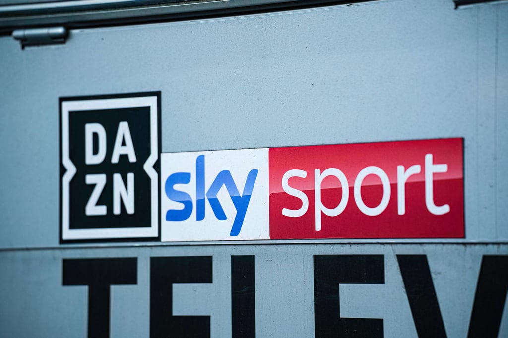 Sky und DAZN wollen beide die Fußball-Bundesliga live übertragen: Sorgt das für Rekordeinnahmen für die Vereine?