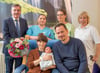 Gemeinsame Freude im Harzklinikum Wernigerode (v.l.): Landrat Thomas Balcerowski (CDU), Hebamme Antonia Roßbach und stellvertretende Stationsleitung Ulrike Lippe sowie Stillberaterin Nadine Fessel. Vorn:  Judith und Thomas Glinka mit Gwendolyn. 