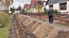 Gerhard Krämer steht vor seinem Haus in Steinfurth. Der plötzliche Graben schneidet seine und zwei weitere Einfahrten ab. 