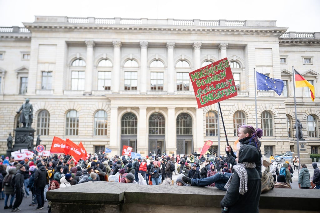 Während der Plenarsitzung im Abgeordnetenhaus protestierten Demonstranten direkt vor dem Landesparlament gegen Kürzungen im Sozialbereich.