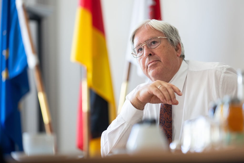 Brandenburgs Wirtschaftsminister Jörg Steinbach (SPD) kann sich eine Zusammenarbeit in einer Koalition aus SPD und BSW nicht vorstellen und steht für eine neue Landesregierung nicht mehr zur Verfügung. (Archivfoto)
