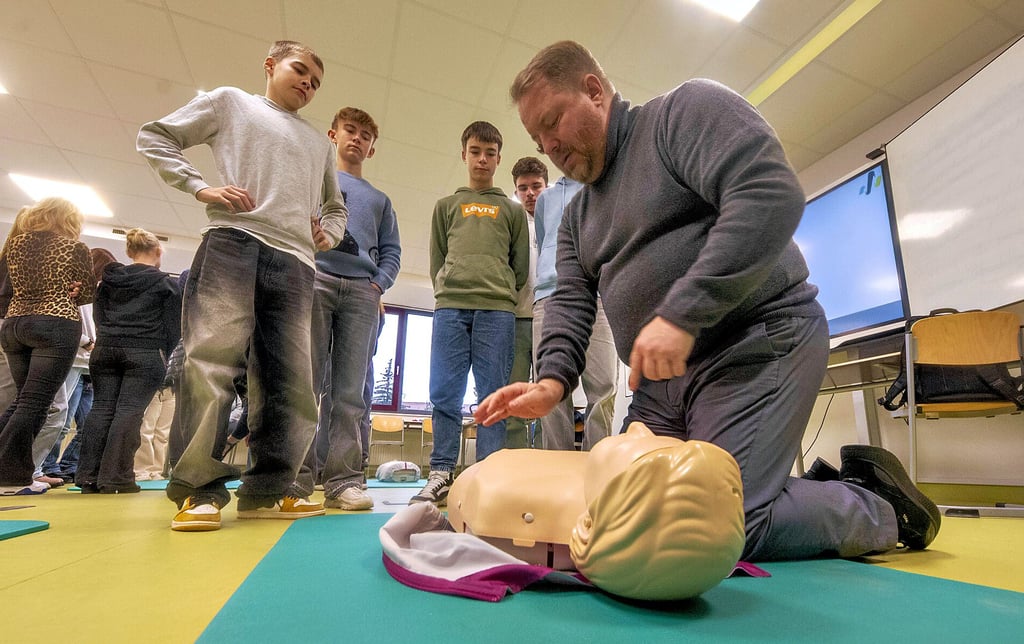 Der Chefkardiologe Dr. Georg Fürnau zeigt Achtklässlern im Walter-Gropius-Gymnasium (hier die 8c), wie man eine Herzdruckmassage macht. Die Schüler sollen die Scheu verlieren, um im Notfall helfen zu können.
