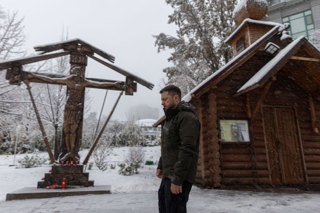 Der ukrainische Präsident Selenskyj fordert eine entschiedene Reaktion auf Russlands Raketenangriff.