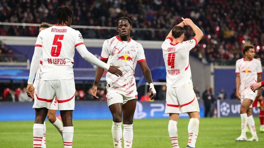 Castello Lukeba (M.) neben seinen Teamkollegen El Chadaille Bitshiabu (l.) und Willi Orban.