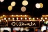 Glühwein - und Musik gehören zu vielen Weihnachtsmärkteb. Der Streit um die Kosten für Musik ist noch nicht beigelegt.