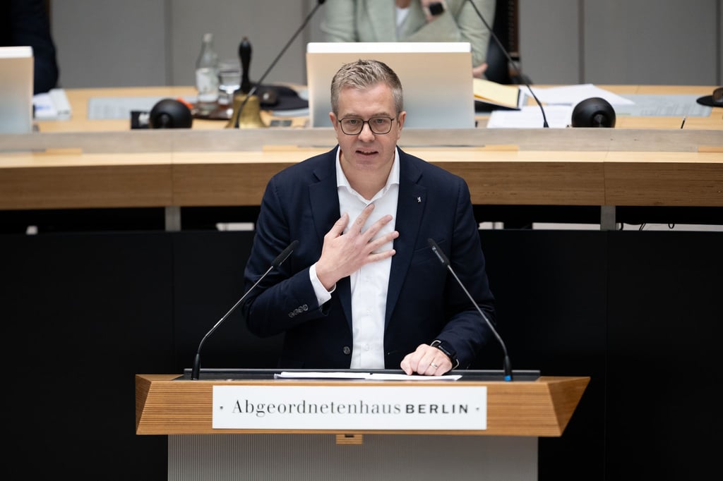 Finanzsenator Stefan Evers (CDU) sieht beim Thema Komische Oper noch viel Klärungsbedarf, bevor weitere Entscheidungen fallen.