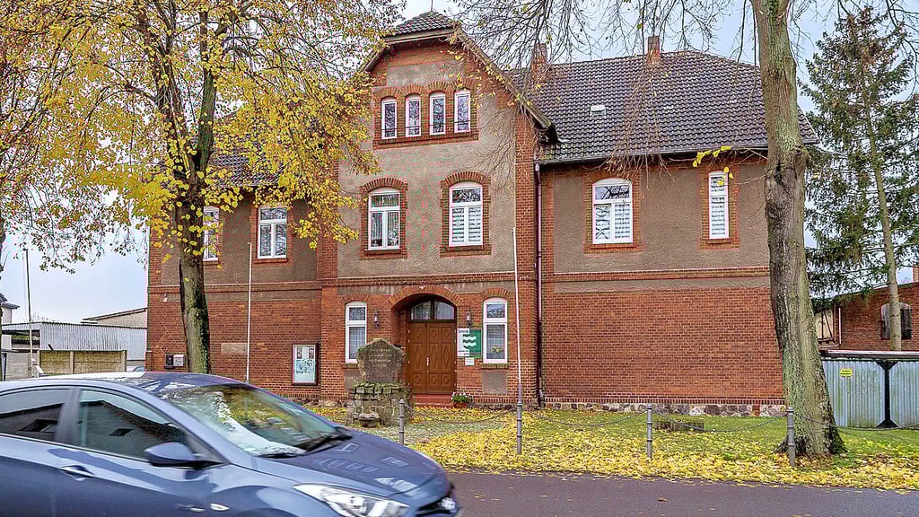 In Dannigkow hofft man seit Jahren auf die Sanierung des Daches vom Gemeindehaus. Dank Mehreinnahmen bei der Gewerbesteuer in Gommern sieht es damit nun gut aus.