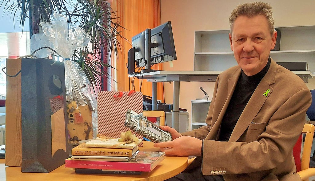 Im März 2023 wurde Felix Böcker mit zahlreichen Geschenken seiner Kollegen in den Ruhestand verabschiedet – doch als Patientenfürsprecher bleibt er Ansprechpartner bei Problemen von psychisch Erkrankten und deren Angehörigen im Burgenlandkreis.