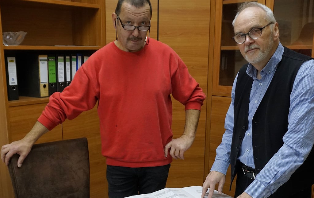 Döllnitz' Ortsbürgermeister Udo Arno Schmidt und Feuerwehr-Experte Uwe Danowski zeigen auf dem Plan für das Gewerbegebiet "An der Elsterbrücke" auf das Grundstück, das mit dem Doppel-Gerätehaus bebaut werden soll.