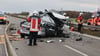 Ein Auto ist auf der A4 über die Mittelleitplanke gefahren und in den Gegenverkehr geraten.