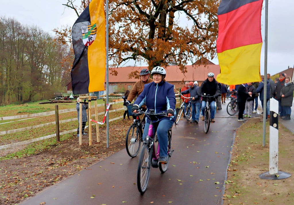 Am Donnerstag wurde der neue Radweg von Steimke bis zur Landesgrenze eröffnet. Die ersten Radfahrer machten sich gleich auf den Weg.