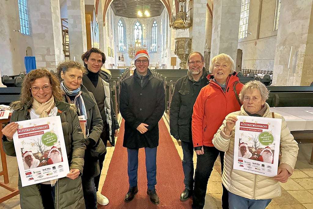 In Tannenbaumform: Maria Sonnabend, Silke Kirchhof, Maximilian Steib sowie Philipp Stark, Peter Gümbel, Gerlinde Giese und Silke Kirchhof(v.l).