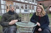 Victoria Bonn-Meuser und Marian Conens vor ihrem alten Bauernhaus in Güssefeld, das sie in Eigenleistung nach und nach herrichten wollen.