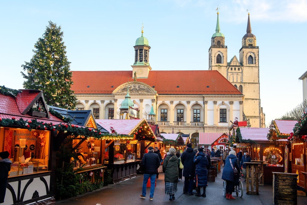 Besucher gehen über den Magdeburger Weihnachtsmarkt