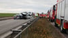 Rettungskräfte an der Unfallstelle auf der Autobahn 4 bei Schmölln.