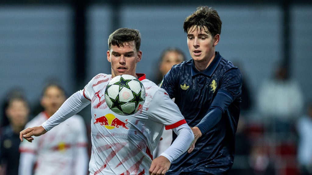 RB-Talent Robert Ramsak gegen Turins Bruno Martinez.